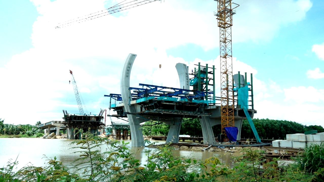 Le pont 2 sur la route Hoang SA-Doc Soi, attrapant la riviere Tra Bong, la province de Quang Ngai est mise en œuvre. Photo: Lam Uyen