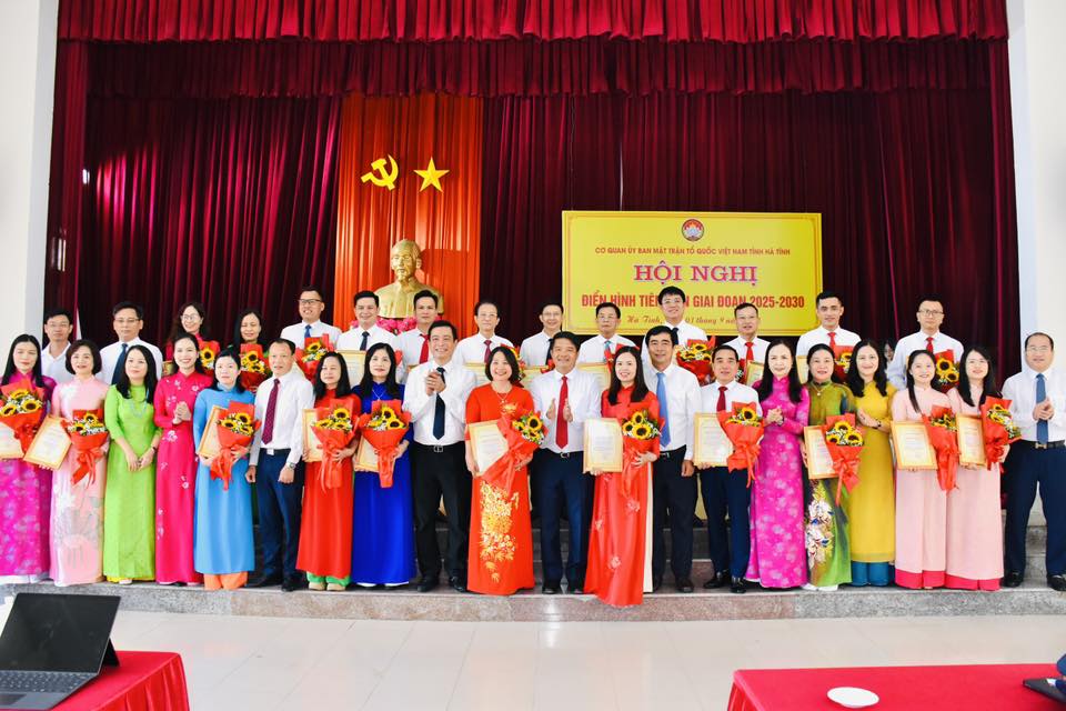 하띤성 베트남 조국전선 위원회는 2020-2025년 애국 경쟁 운동에서 23명의 선진 모범 사례를 표창했습니다. 사진: 하띤 전선.