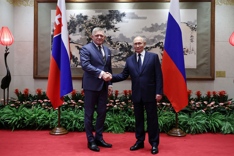 Thu tuong Slovakia Robert Fico (trai) va Tong thong Nga Vladimir Putin gap nhau truoc them le duyet binh ky niem 80 nam chien thang phat xit cua Trung Quoc tai Bac Kinh. Anh: Kremlin