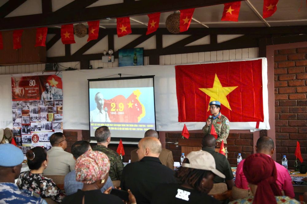 Trung ta Duy Van Son - Chi huy truong Luc luong Gin giu hoa binh Viet Nam tai Cong hoa Trung Phi, To truong To Cong tac. Anh: Van Son