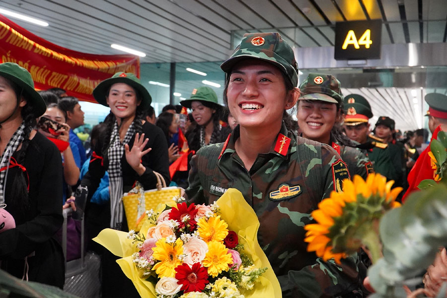 The brilliant A80 roses return to Ho Chi Minh City after completing their mission