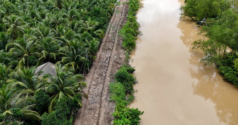 People in the flower area of Nhon Phu commune are miserable because the extended road is not yet completed. Photo: Hoang Loc