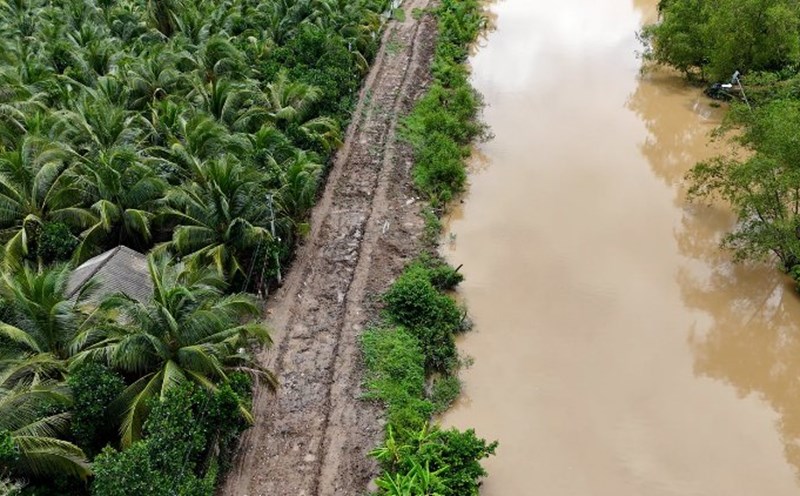 People in the flower area of Nhon Phu commune are miserable because the extended road is not yet completed. Photo: Hoang Loc