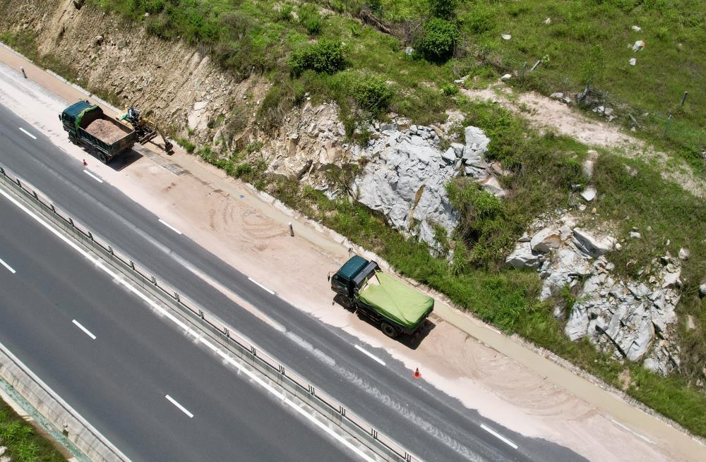 Ranh thoat nuoc ven cao toc tai km215+300 ngap dong dat cat va nuoc. Anh: Duy Tuan
