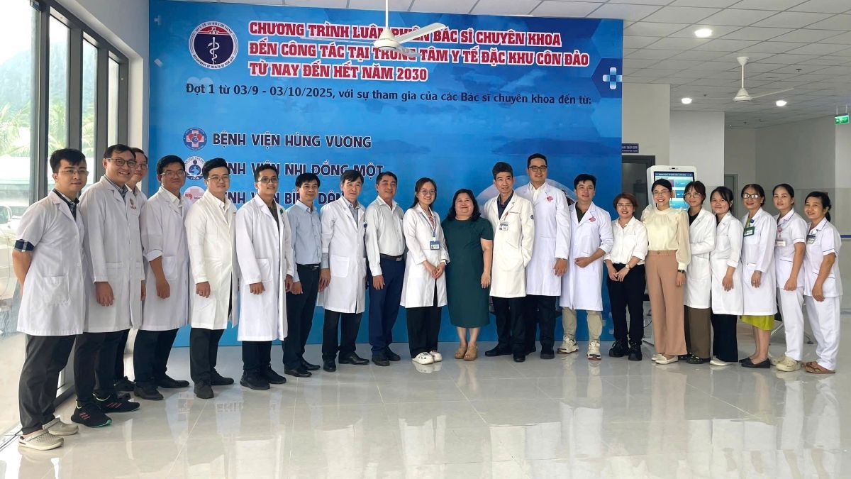 Doctors from leading hospitals in Ho Chi Minh City came to take up the task in Con Dao. Photo: Ly Huyen