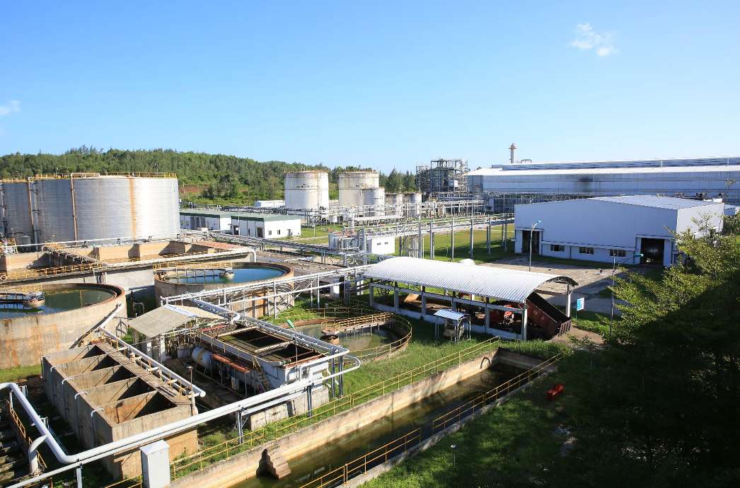 2025年11月から、Dung Quatバイオ燃料工場はE10ガソリン混合のために正式に再開される予定です。写真:BSR