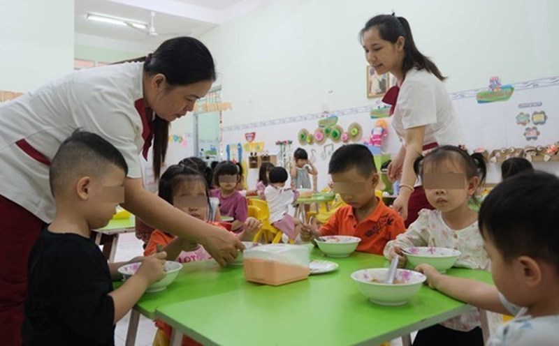 Cases where teachers retire early will not have their pensions deducted. Photo: Phong Linh.