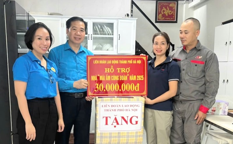 Leaders of the Hanoi City Labor Federation presented financial support to repair the Trade Union Shelter for workers. Photo: Ngoc Anh