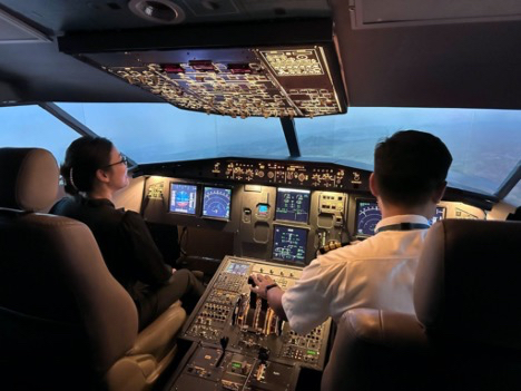 Phi cong Vietnam Airlines tan tinh huong dan thao tac dieu khien trong buong lai mo phong. Anh: VNA
