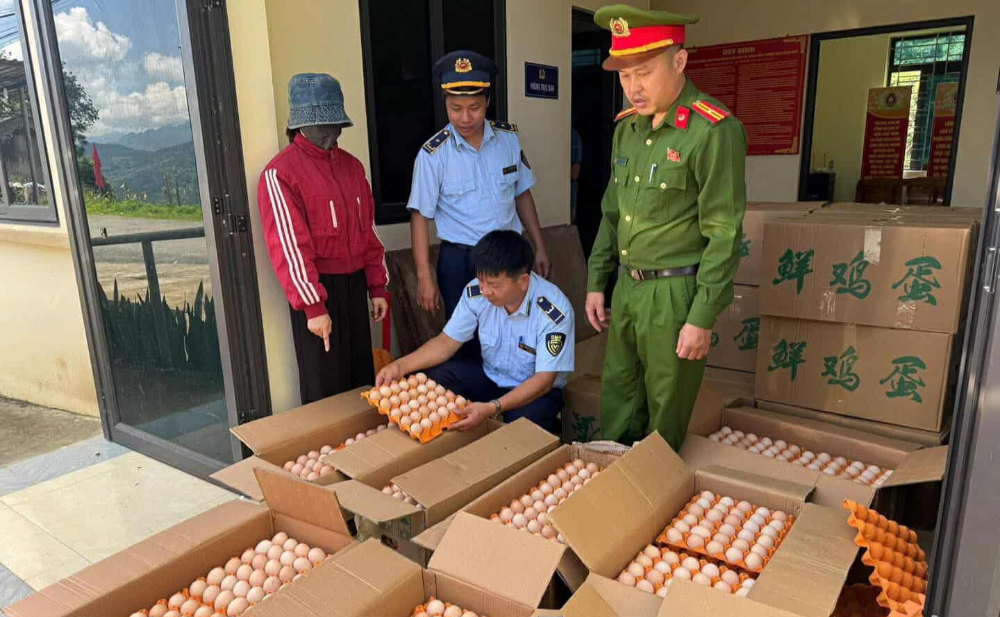 Lực lượng chức năng phát hiện lượng lớn trứng gà nhập lậu. Ảnh: Công an Tuyên Quang