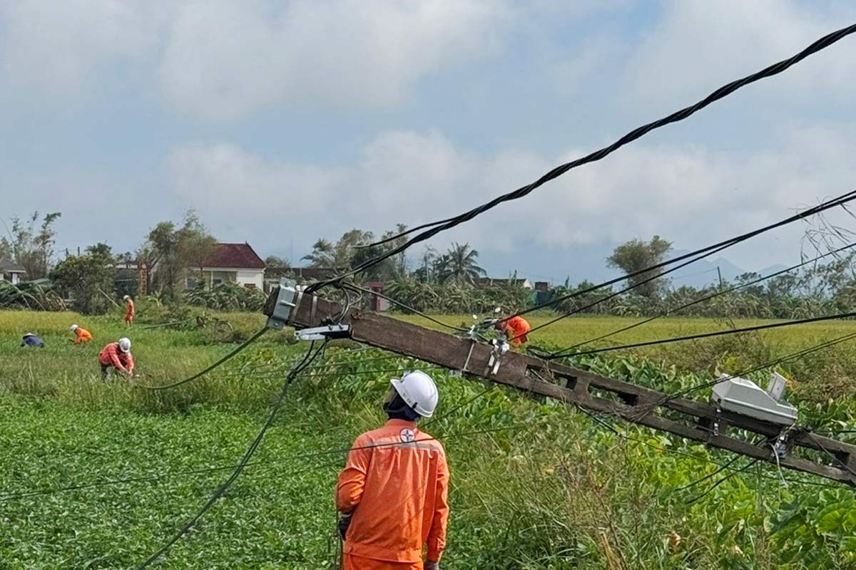 L'equipe d'intervention de la compagnie d'electricite de Quang Ninh surmonte l'incident du reseau electrique apres la tempete Kajiki. Photo : Compagnie d'electricite de Quang Ninh