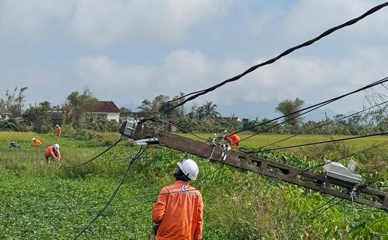Quang Ninh Power Company's shock team overcomes power grid problems after storm Kajiki. Photo: Quang Ninh Power Company
