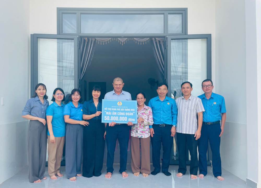 Dak Lak성 노동 연맹 지도부가 성내 조합원 및 노동자에게 '노동조합의 따뜻한 보금자리' 건설 지원금을 전달하고 있습니다. 사진: Le Duyen