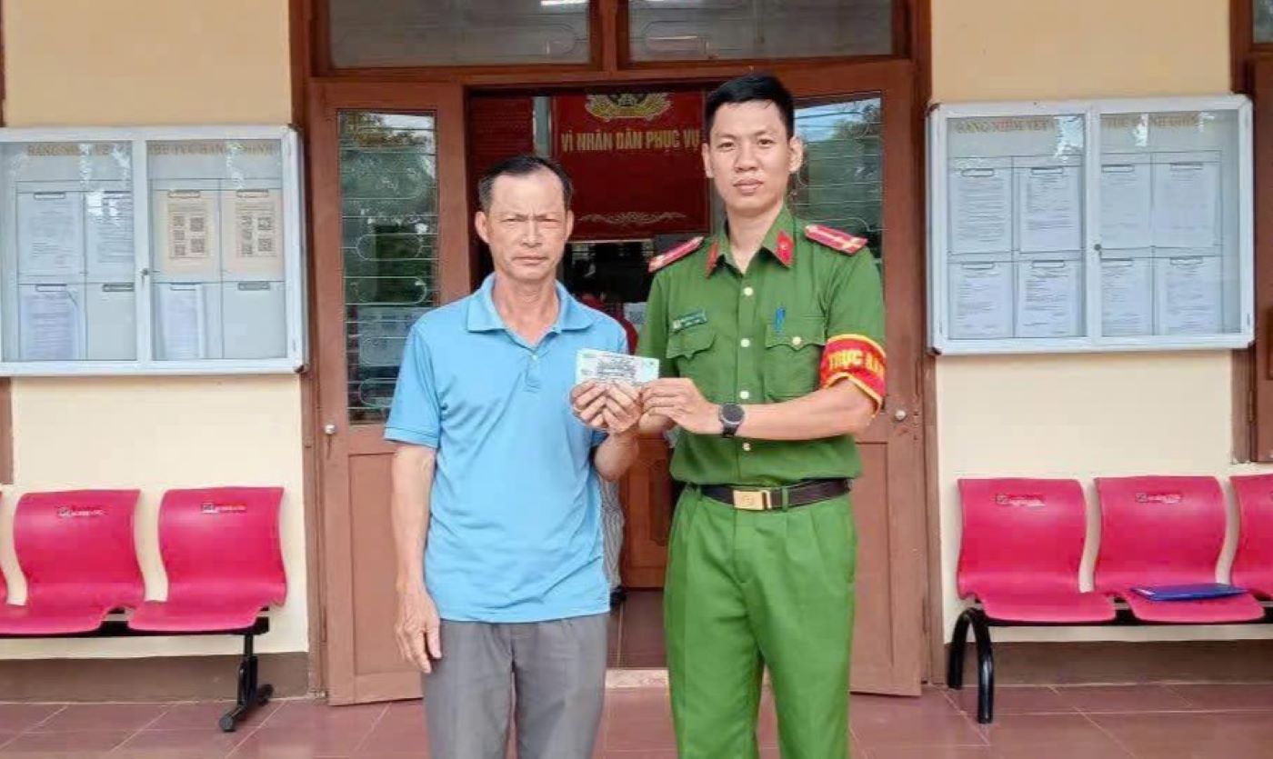 Trung 씨는 잃어버린 사람을 찾아 돌려주기 위해 줍은 돈을 Vinh Hoang 코뮌 경찰에 넘겼습니다. 사진: Vinh Hoang 코뮌 경찰