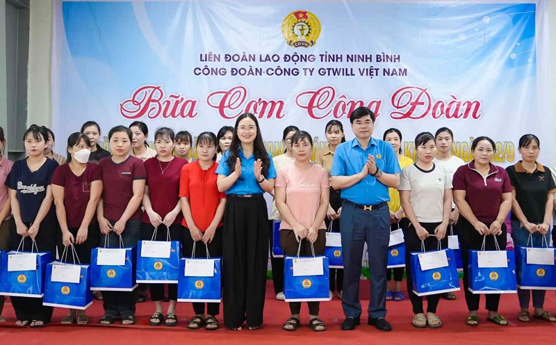 Ninh Binh Provincial Federation of Labor is currently managing over 1,600 grassroots unions with over 360,000 union members. Photo: Dieu Anh