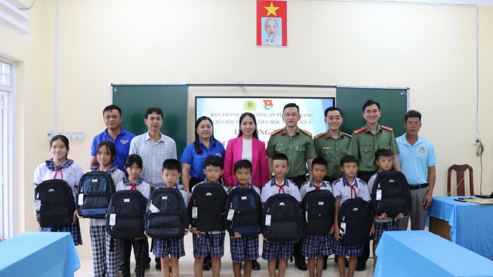 50 gifts were given to students in difficult circumstances. Photo: Tien Dung