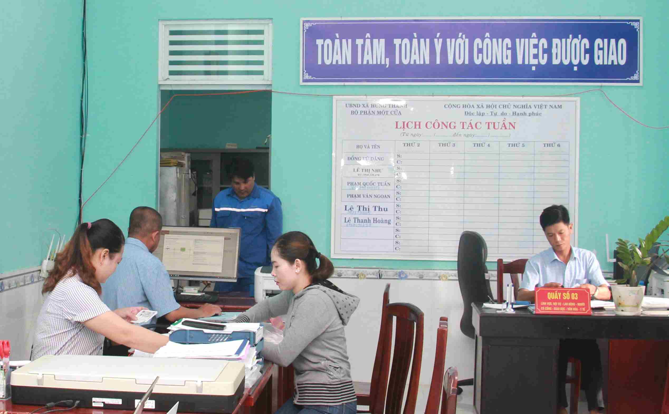 Sau hai thang thuc hien sap xep chinh quyen 2 cap, hau het cac phuong, xa tai Ca Mau van hanh tot. Anh: Nhat Ho