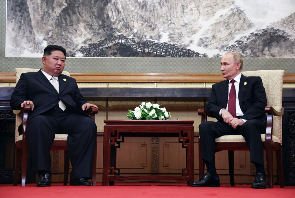 El lider norcoreano Kim Jong-un y el presidente ruso Vladimir Putin en una discusion privada en Beijing (China) el 3 de septiembre. Foto: AFP