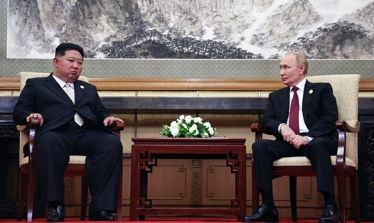 Nhà lãnh đạo Triều Tiên Kim Jong-un và Tổng thống Nga Vladimir Putin trong cuộc thảo luận riêng tại Bắc Kinh (Trung Quốc) ngày 3.9. Ảnh: AFP