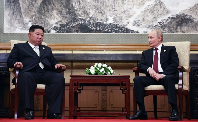 North Korean leader Kim Jong-un and Russian President Vladimir Putin during a private discussion in Beijing (China) on September 3. Photo: AFP
