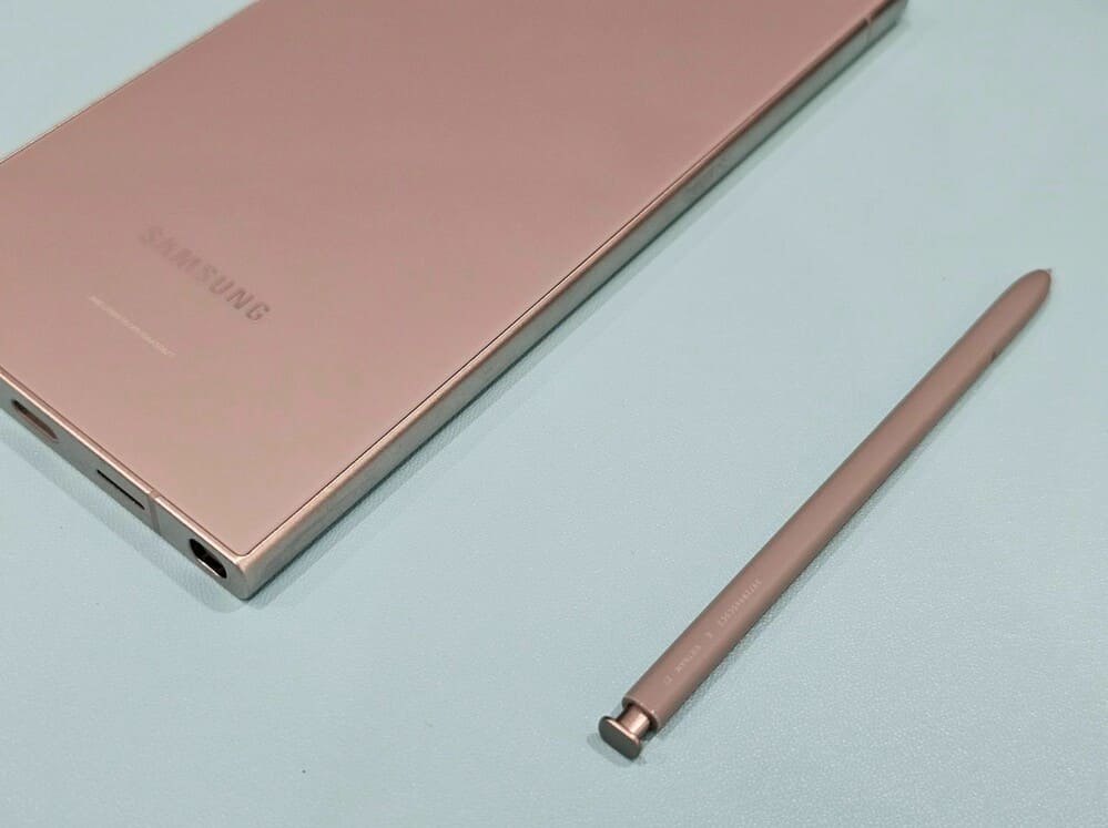 Parents should check the configuring of old phones carefully before buying them for their children to use. Photo: Tuan Dat