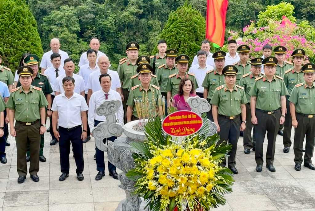 Deputy Minister of Public Security Pham The Tung and the delegation offered incense at the temple of President Ho Chi Minh. Photo: Be Gia