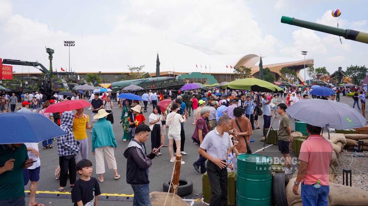 Tai khu vuc ngoai troi, trong khong gian trien lam cua Bo Quoc phong co phao tu hanh mat dat hang nang; phao phong khong, mo hinh he thong gay nhieu, chong thiet bi bay khong nguoi lai, ngu loi 53 BA, to hop ten lua S-125-VT; to hop ten lua Truong Son,…