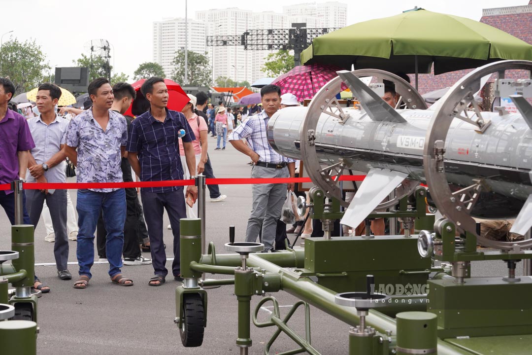 Nguoi dan tham quan khu vuc trien lam ten lua doi ham “Song Hong” (VSM-01A).