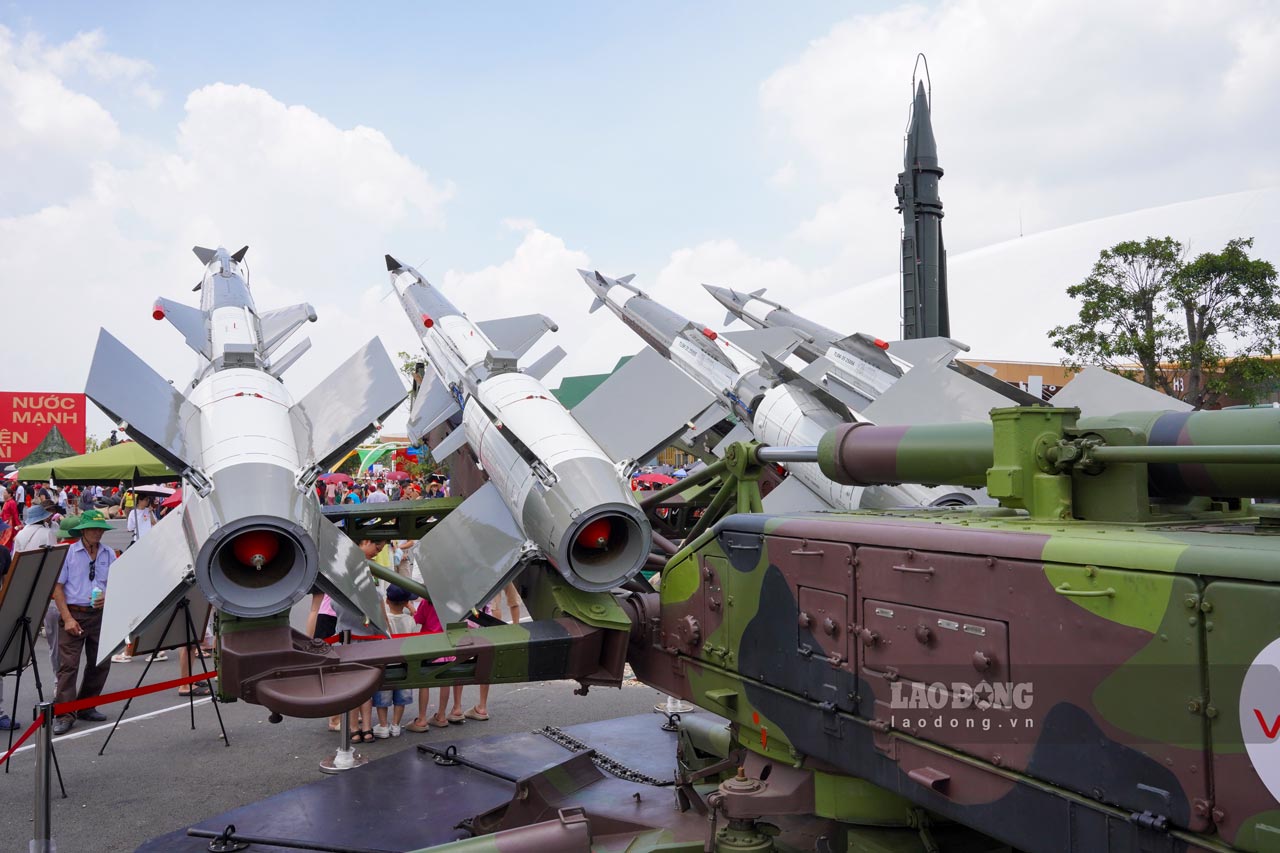 The memories of the battlefield flock, the veterans choked up at the exhibition. Photo: Vu Linh