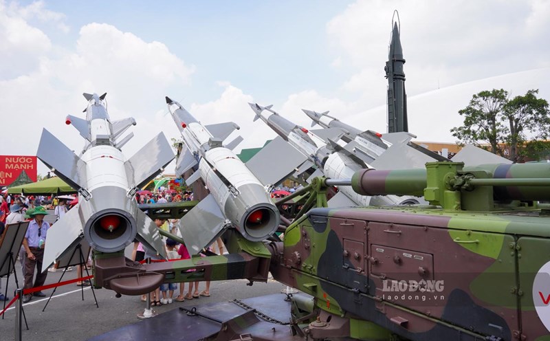 The memories of the battlefield flock, the veterans choked up at the exhibition. Photo: Vu Linh
