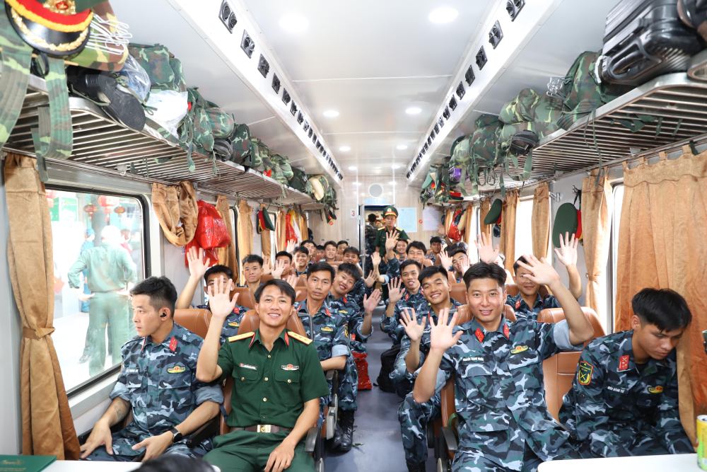 Cac can bo, chien si thuc hien nhiem vu A80 len tau tro ve don vi cong tac. Anh: Ai Van