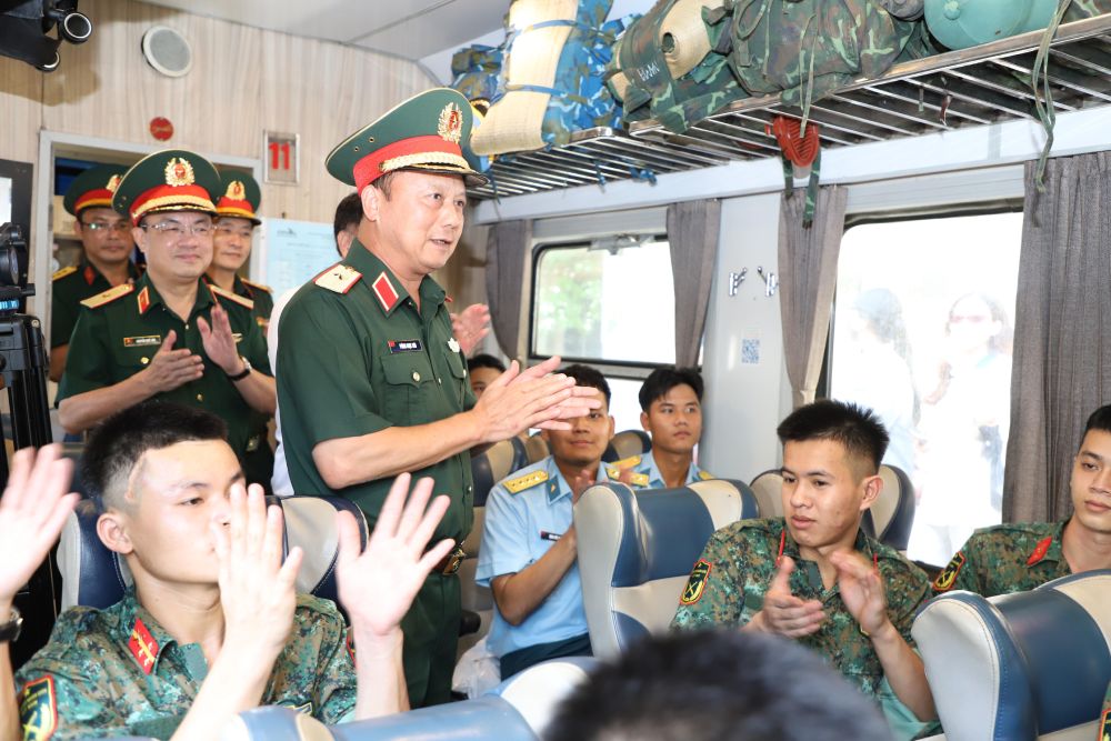 Thieu tuong Phung Ngoc Son - Pho Chu nhiem kiem Tham muu truong Tong cuc Hau can – Ky thuat, Pho Truong Tieu ban Dieu binh – Dieu hanh A80 Bo Quoc phong - dong vien cac can bo, chien si. Anh: Ai Van