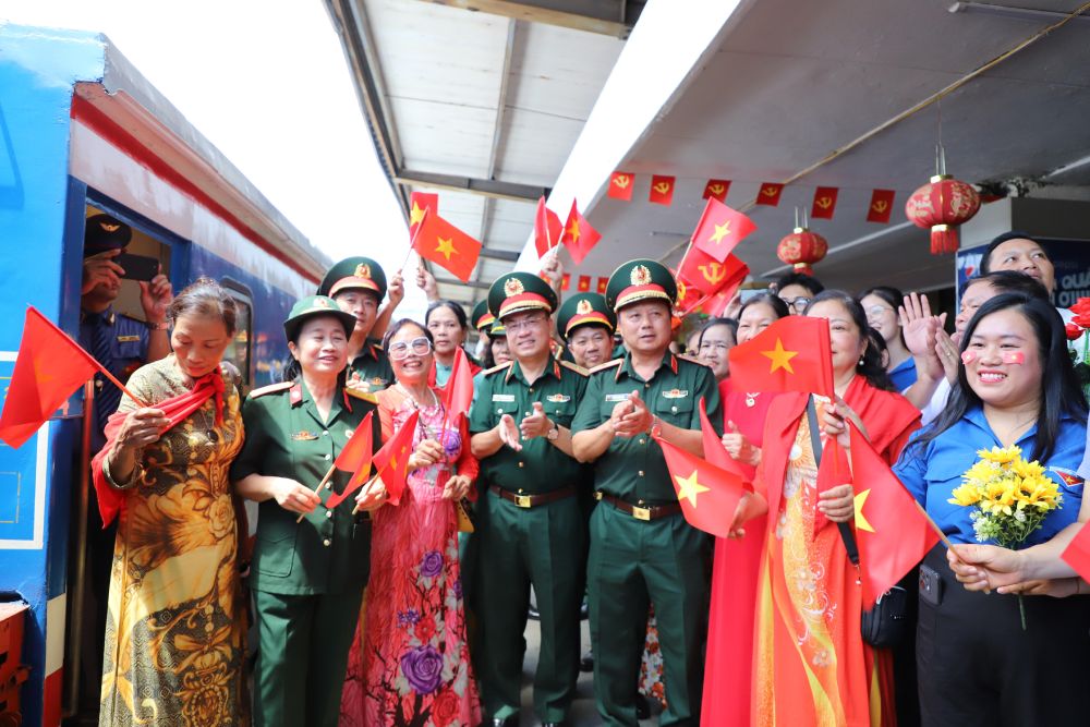 Phut chia tay cac chien si tham gia dieu binh, dieu hanh A80 tro ve don vi cong tac. Anh: Ai Van