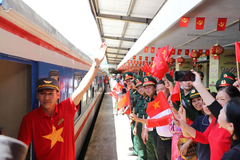 Minute of farewell to the A80 parade group returning to the work unit at Hanoi station. Photo: Ai Van