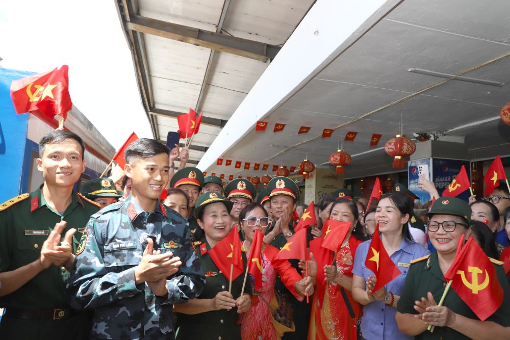 Phut chia tay cac can bo, chien si. Anh: Ai Van