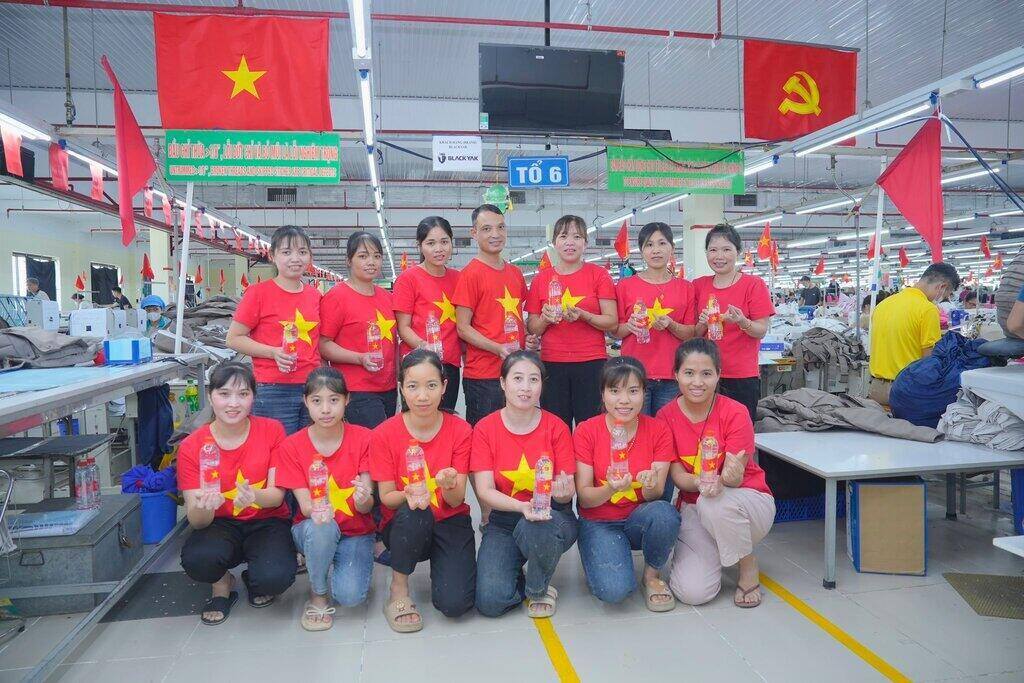 Les ouvriers de la societe par actions Tien Hung (province de Hung Yen) sont ravis du succes de la grande ceremonie commemorant le 80e anniversaire de la fete nationale. Photo : Societe par actions Tien Hung