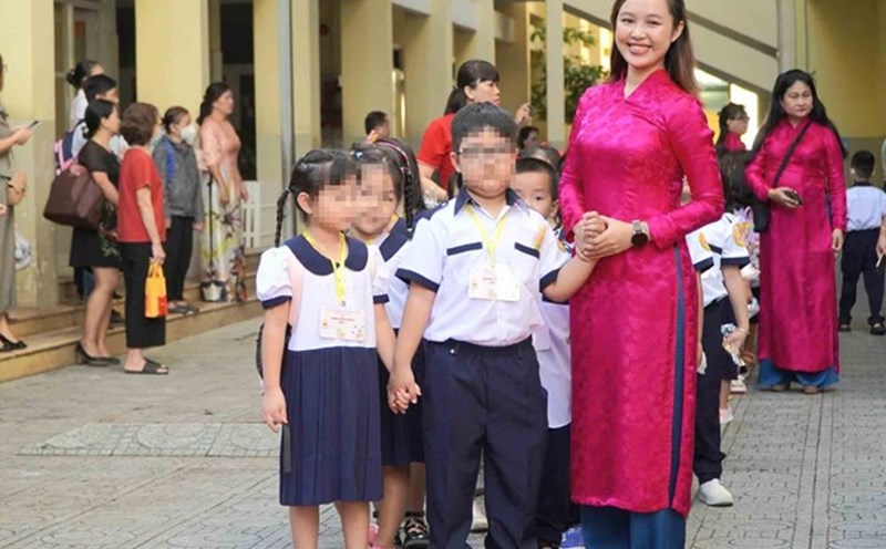 The Ho Chi Minh City Department of Education and Training recommends that educational institutions in the city limit decorating fresh flowers at the opening ceremony. Photo: Chan Phuc
