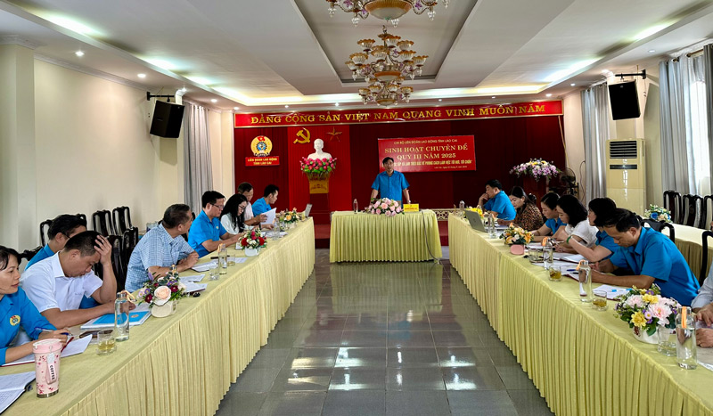 Activite thematique de la cellule du syndicat de Lao Cai le 3 septembre. Photo : Manh Hung