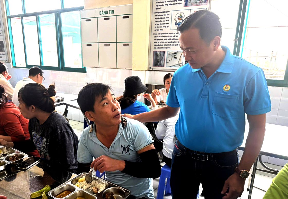 동탑성 노동총연맹 부위원장 Nguyen Thanh Tuan 씨가 노동조합 점심 식사에서 조합원과 노동자들에게 친절하게 안부를 묻고 있습니다. 사진: Thanh Mai