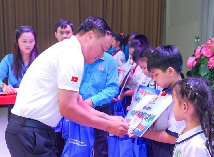 Nguyen Dinh Khoat Casumina 총괄 이사가 어려운 환경에 처한 노동자 자녀에게 Nguyen Duc Canh 장학금을 수여하고 있습니다. 사진: Duc Long