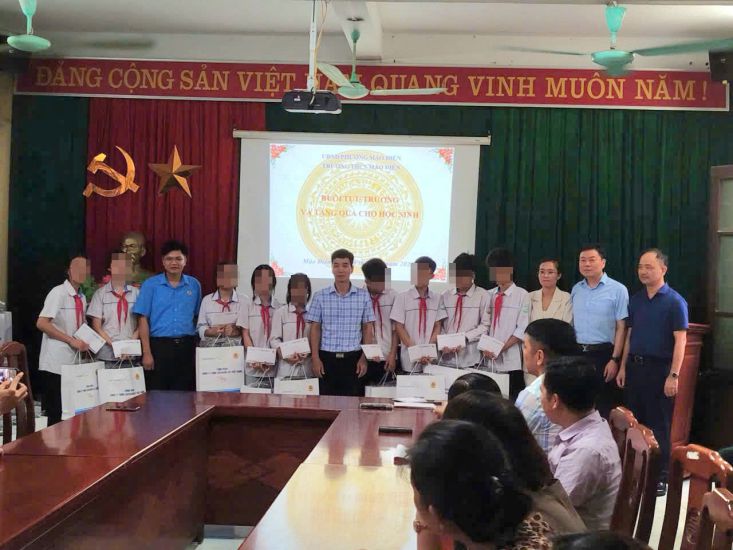 마오디엔 중학교 학생들에게 선물 전달. 사진: Nguyen Huyen