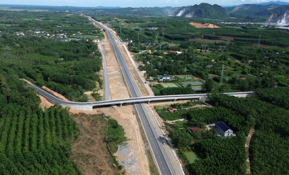 The Van Ninh - Cam Lo Expressway is a component project of the North - South Expressway in the East, when completed, it will create favorable conditions for people to travel between the Central provinces and the whole country. Photo: VGP