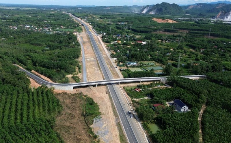 The Van Ninh - Cam Lo Expressway is a component project of the North - South Expressway in the East, when completed, it will create favorable conditions for people to travel between the Central provinces and the whole country. Photo: VGP