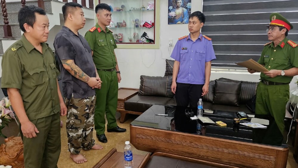Un individu pretant lourdement et generant des benefices illegaux de plus de 10 milliards de VND a ete arrete. Photo : Police de Quang Tri
