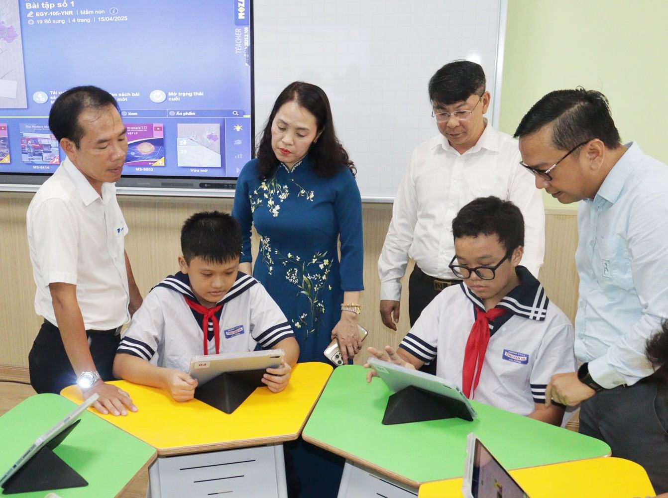 La escuela secundaria Chu Van An (barrio de Gia Vien) coloca un letrero de la obra 'Escuela de transformacion digital'. Foto: Oficina de Informacion y Comunicaciones de Hai Phong