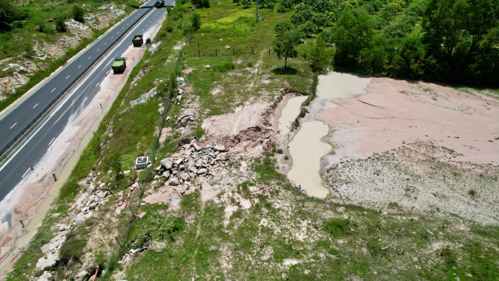 The landslide location, the flow of sand and dirt overflowed onto the Vinh Hao - Phan Thiet Expressway. Photo: Duy Tuan
