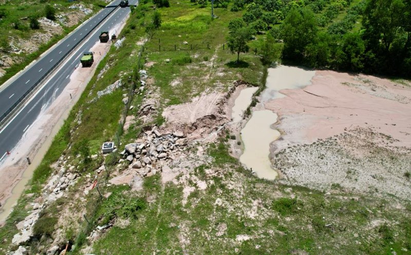 The landslide location, the flow of sand and dirt overflowed onto the Vinh Hao - Phan Thiet Expressway. Photo: Duy Tuan