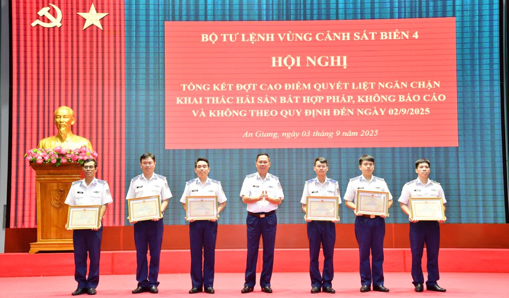 해안경비대 제4지역 사령부는 IUU 단속의 정점 기간 동안 좋은 성과를 거둔 단체 및 개인에게 포상을 수여했습니다. 사진: 해안경비대 제4지역 사령부