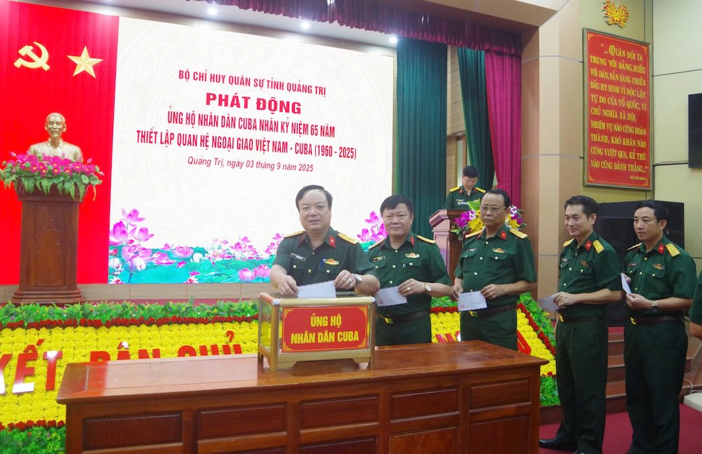 Le commandement militaire de Quang Tri collecte des fonds pour soutenir le peuple cubain. Photo : Xuan Dien