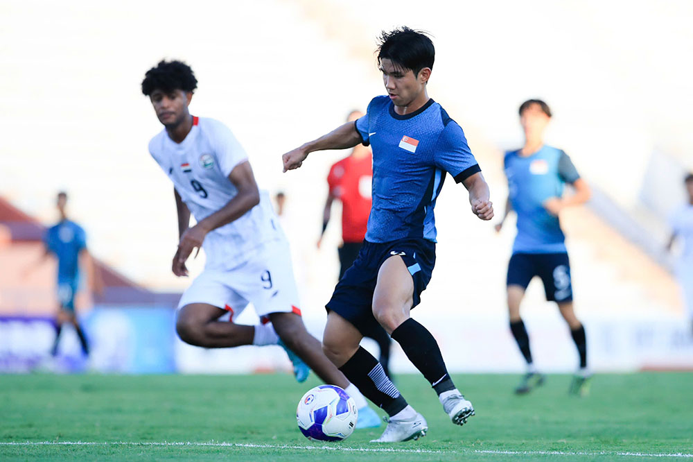 U23 Singapore thi dau no luc trong hiep 2. Anh: Minh Dan